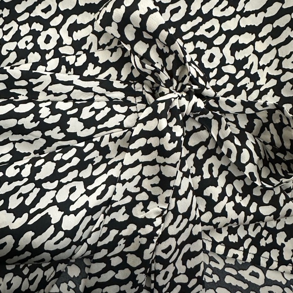 Black and ecru faux wrap skirt animal print. - Picture 6 of 6